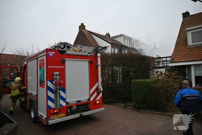 Felle brand achter woning