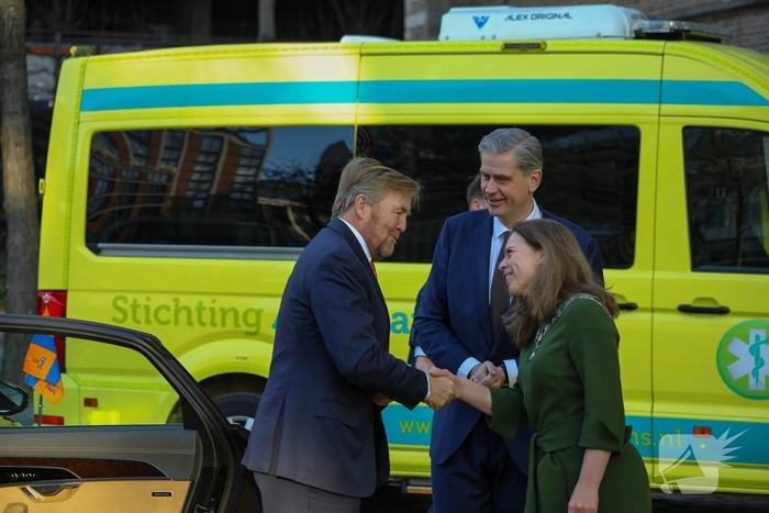 Koning bij viering 25 000ste wens Stichting Ambulance Wens