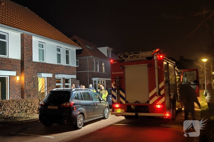 Buurtkinderen in brandweerauto na melding van woningbrand