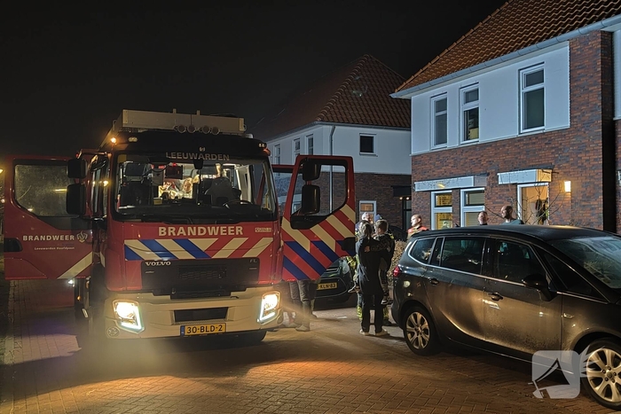 Buurtkinderen in brandweerauto na melding van woningbrand