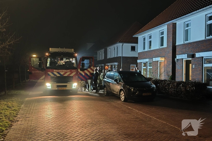 Buurtkinderen in brandweerauto na melding van woningbrand