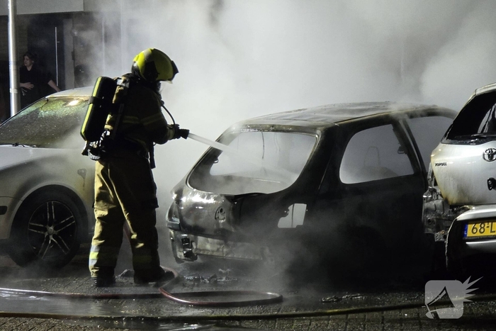 Drietal auto's verwoest door brand