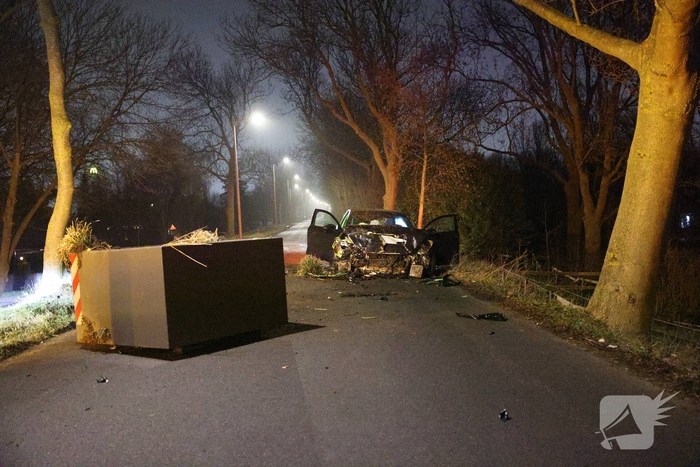 Auto botst tegen verkeersplaten