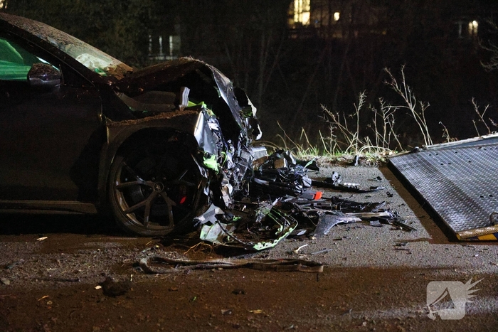 Auto botst tegen verkeersplaten