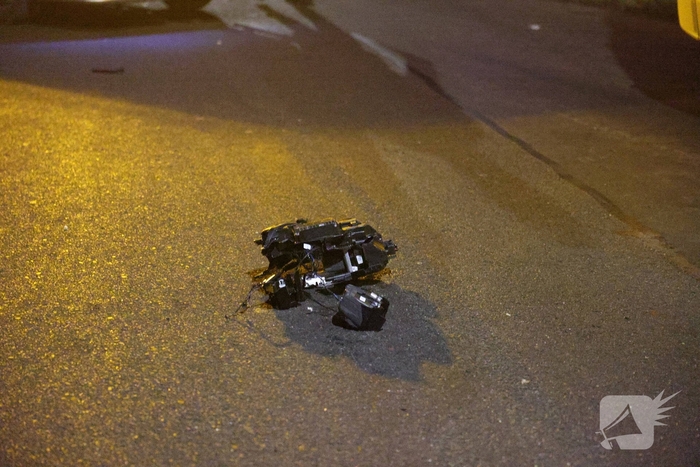 Auto botst tegen verkeersplaten