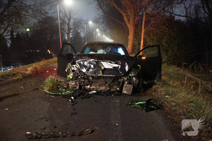 Auto botst tegen verkeersplaten
