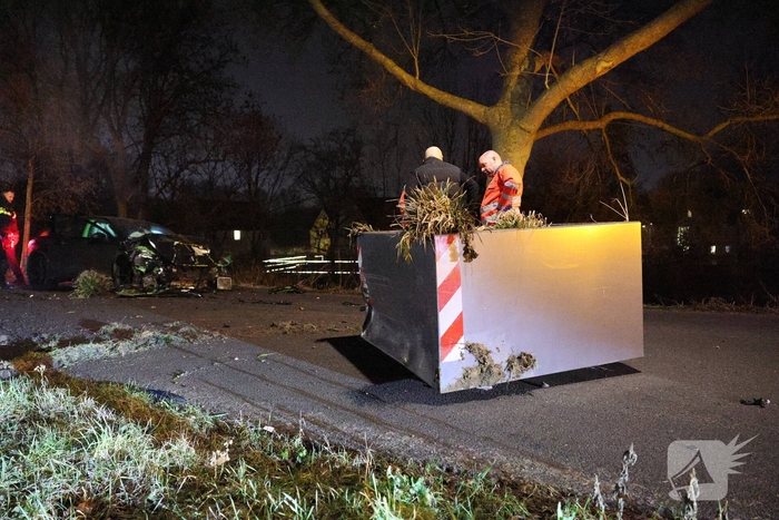 Auto botst tegen verkeersplaten