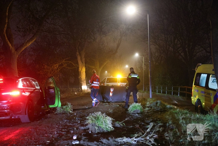 Auto botst tegen verkeersplaten