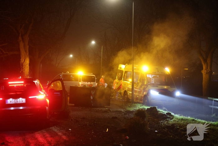 Auto botst tegen verkeersplaten