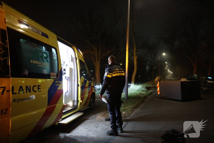 Auto botst tegen verkeersplaten