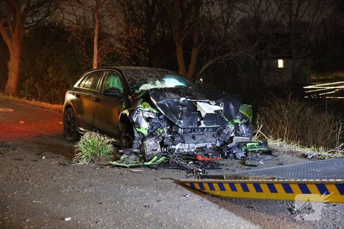 Auto botst tegen verkeersplaten