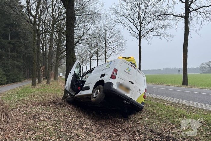 Bestelbus botst tegen boom na ongeval
