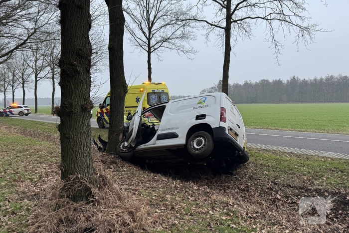 Bestelbus botst tegen boom na ongeval