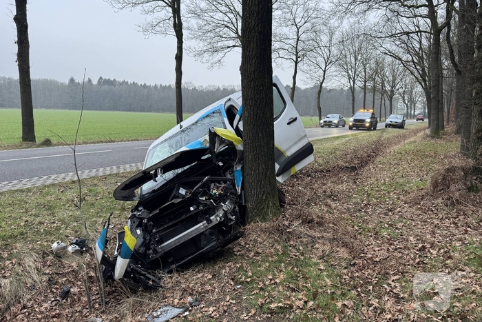 Bestelbus botst tegen boom na ongeval