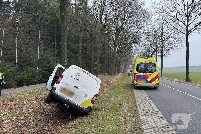 Bestelbus botst tegen boom na ongeval