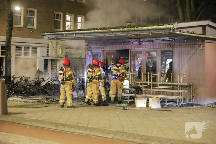 Scooters en kiosk in brand