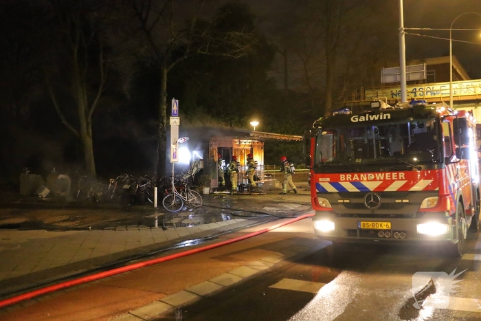 Scooters en kiosk in brand