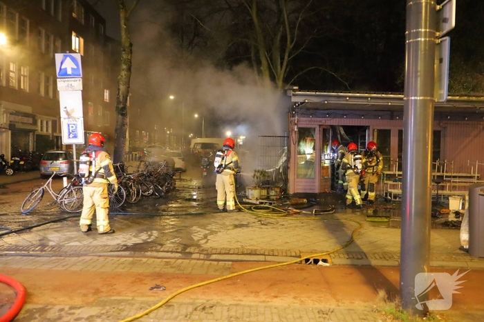 Scooters en kiosk in brand