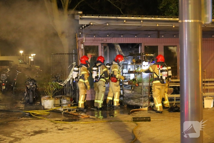 Scooters en kiosk in brand