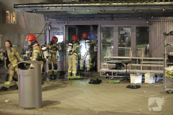 Scooters en kiosk in brand