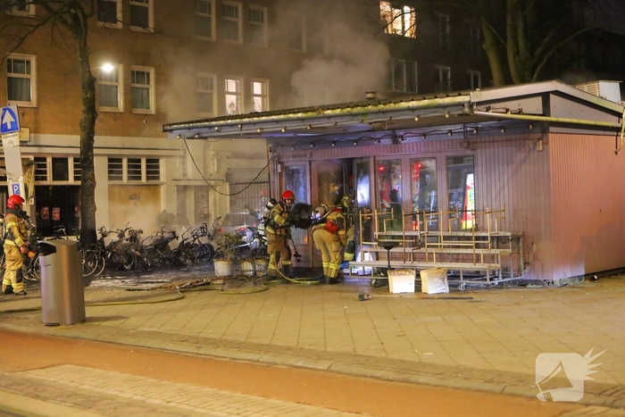 Scooters en kiosk in brand