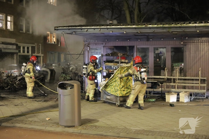 Scooters en kiosk in brand