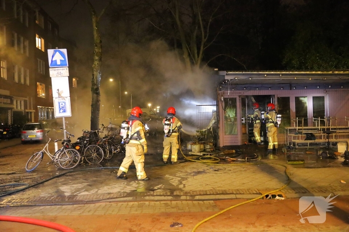 Scooters en kiosk in brand