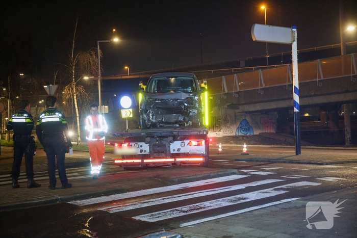 Busje vliegt uit de bocht en rammt lantaarnpaal