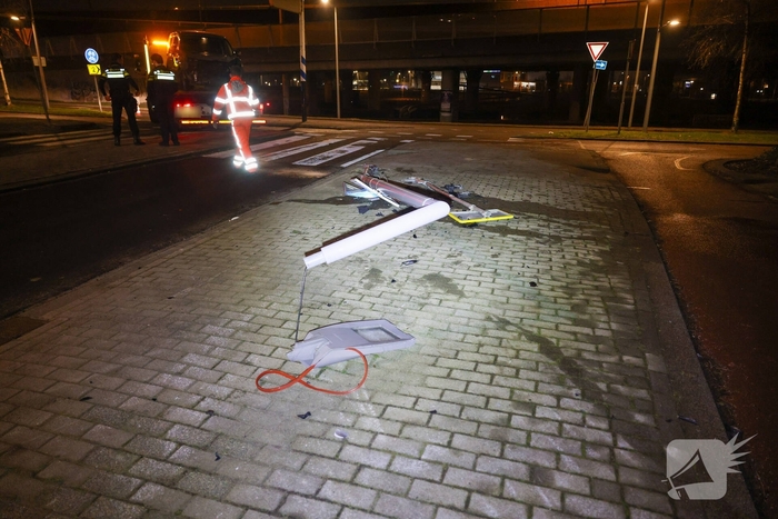 Busje vliegt uit de bocht en rammt lantaarnpaal