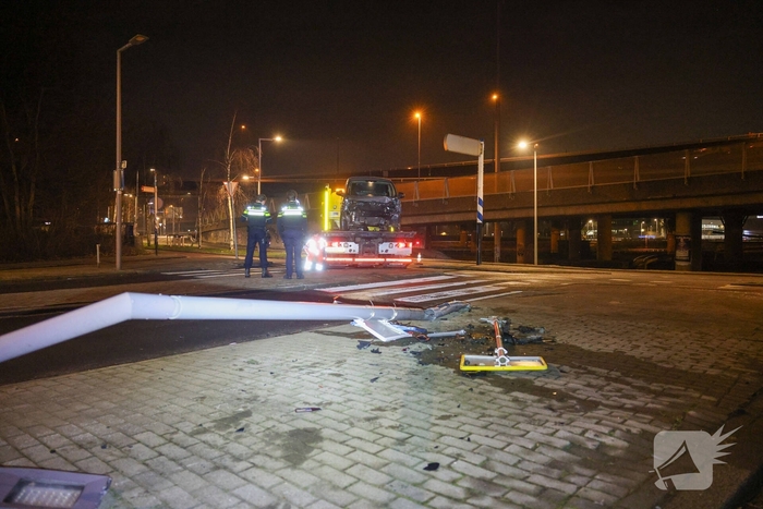 Busje vliegt uit de bocht en rammt lantaarnpaal