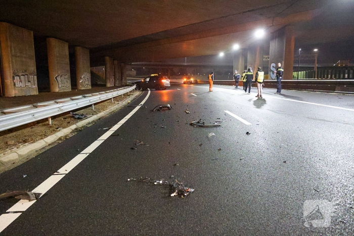 Auto vliegt uit de bocht op snelweg