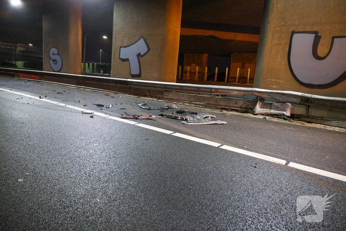 Auto vliegt uit de bocht op snelweg