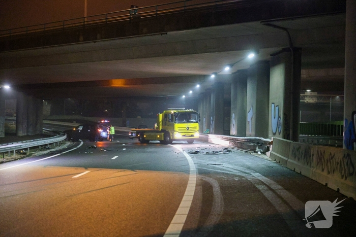 Auto vliegt uit de bocht op snelweg