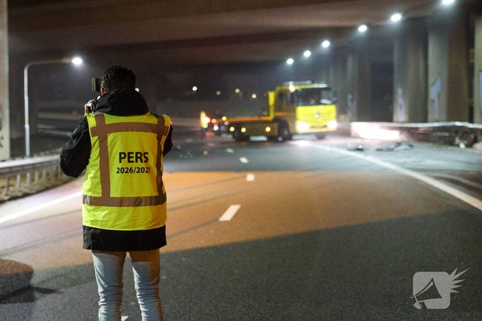 Auto vliegt uit de bocht op snelweg
