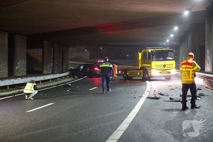 Auto vliegt uit de bocht op snelweg