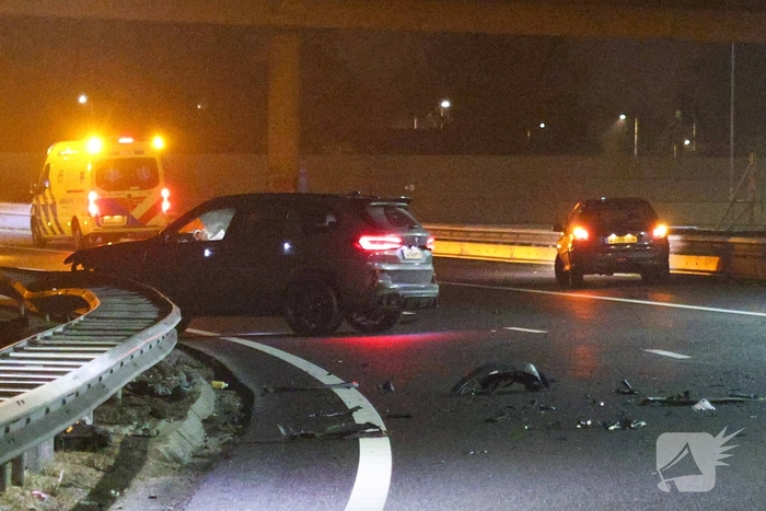 Auto vliegt uit de bocht op snelweg