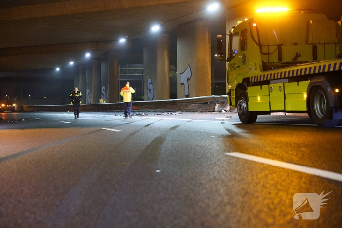 Auto vliegt uit de bocht op snelweg