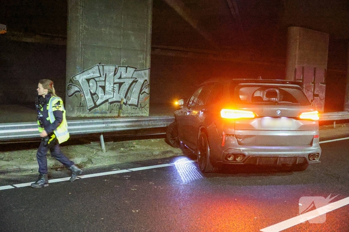 Auto vliegt uit de bocht op snelweg