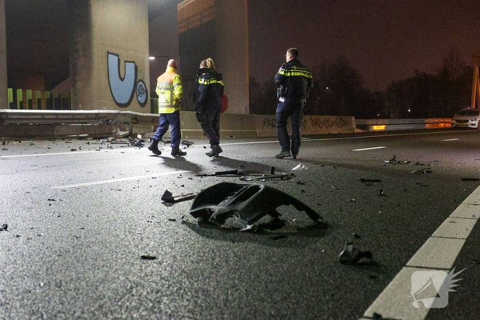 Auto vliegt uit de bocht op snelweg