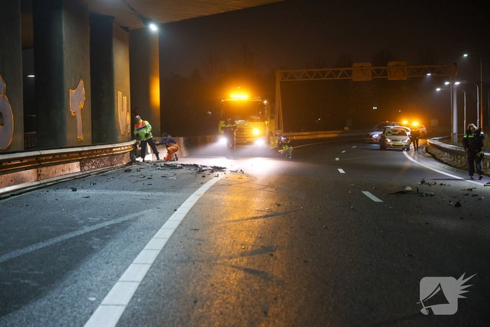 Auto vliegt uit de bocht op snelweg
