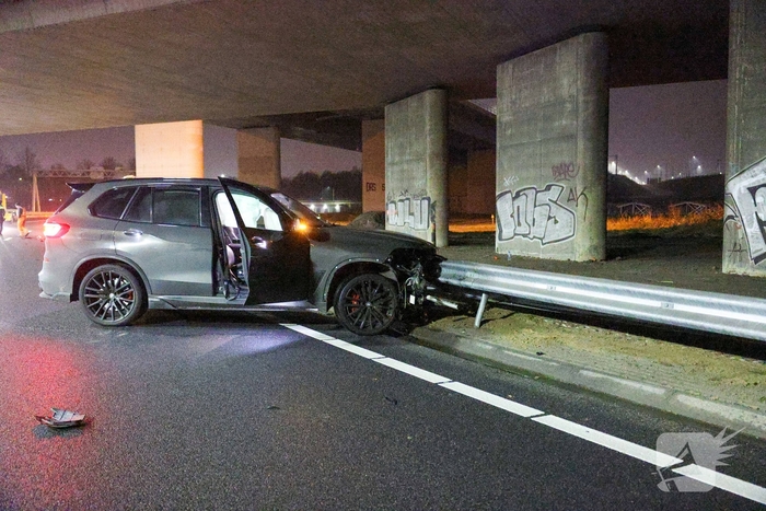 Auto vliegt uit de bocht op snelweg