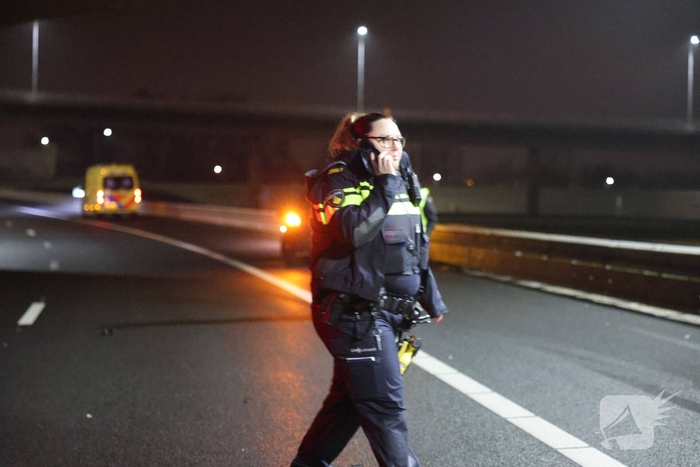 Auto vliegt uit de bocht op snelweg