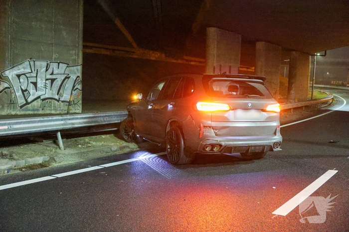 Auto vliegt uit de bocht op snelweg