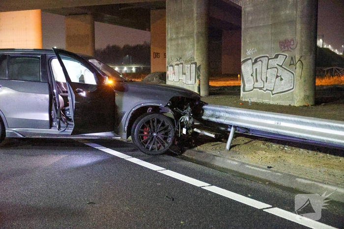Auto vliegt uit de bocht op snelweg