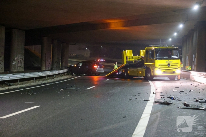 Auto vliegt uit de bocht op snelweg