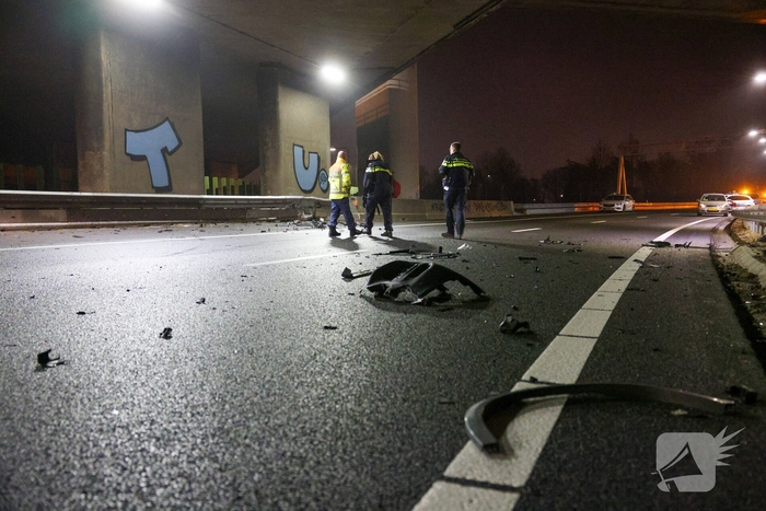 Auto vliegt uit de bocht op snelweg