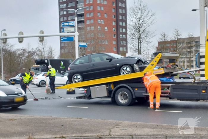 Ongeval met twee auto's op drukke kruising