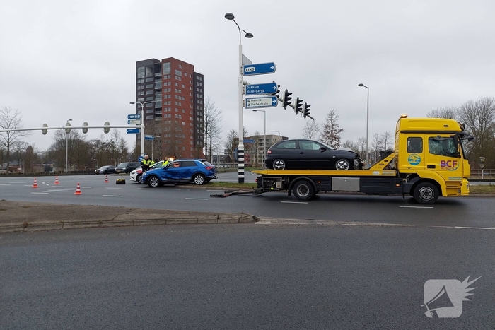 Ongeval met twee auto's op drukke kruising