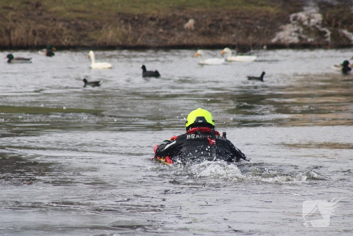 Brandweer probeert eend te redden uit het water