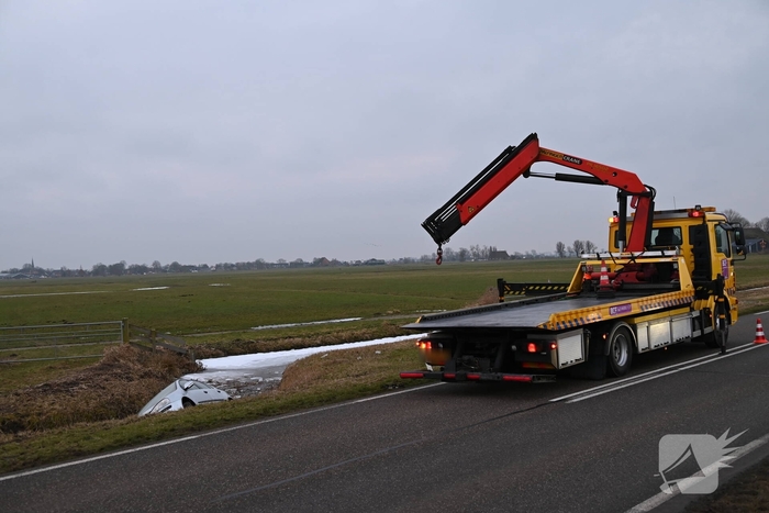 Auto raakt van de weg en belandt in sloot